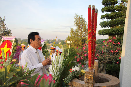 Đồng chí Trần Đình Thành lên thắp hương tưởng nhỡ các an hùng liệt sĩ.