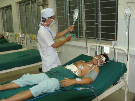 Bệnh nhân Thành được chăm sóc tại khoa hậu phẫu tại bệnh viện