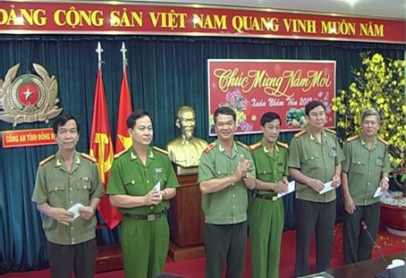 Lãnh đạo Công an tỉnh thưởng đột xuất cho các đơn vị. Ảnh: Đình Biên 
