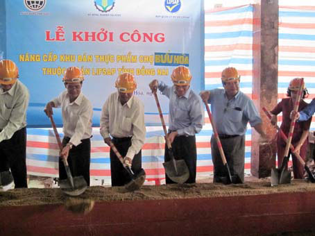 Các đại biểu thực hiện thủ tục khởi công.