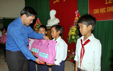 Các tổ chức đoàn thể của tỉnh tiếp tục có những hoạt động chăm lo cho người nghèo. Trong ảnh: Bí thư Tỉnh đoàn Bùi Xuân Thống tặng quà cho học sinh nghèo ở Định Quán. Ảnh: C.Nghĩa