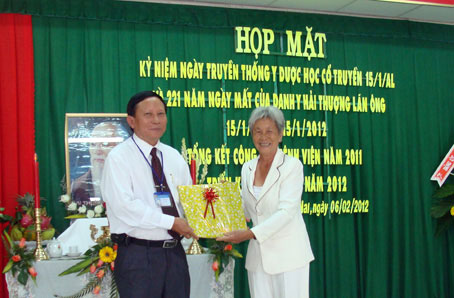 Một bệnh nhân tặng tư liệu về Bác Hồ cho bệnh viện.