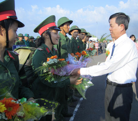 Lãnh đạo huyện Cẩm Mỹ tặng hoa cho tân binh trước lúc lên đường nhập ngũ