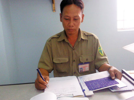 Anh Huỳnh Văn Kê đang kiểm tra danh sách các đối tượng lầm lỡ do Ban BVDP phường Bửu Hòa quản lý.