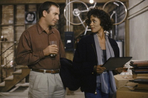 Whitney và Kevin Costner trong The Bodyguard (Nguồn: Washington Post)