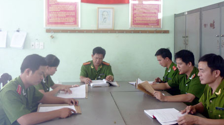 Lực lượng nghiệp vụ Công an huyện Thống Nhất đang tập trung sưu tra, nghiên cứu hồ sơ đối tượng quản lý tại địa bàn.