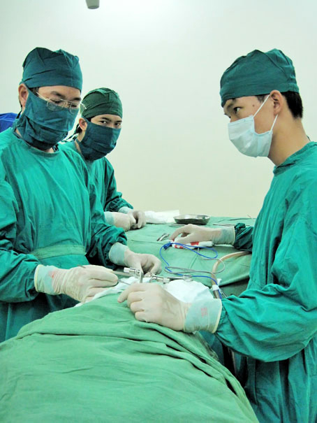 Trong khi chờ chuyên gia về, các bác sĩ của bệnh viện chuẩn bị sẵn sàng cho ca mổ.