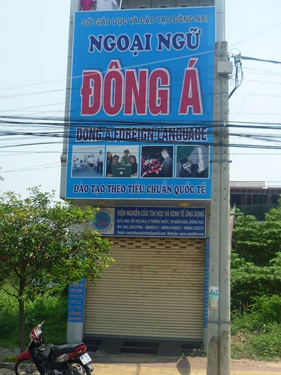 Trung tâm ngoại ngữ Đông Á, nơi đã tổ chức cho nhiều người thi hộ chứng chỉ ngoại ngữ quốc tế. 