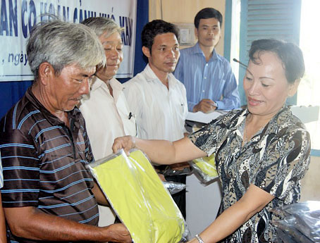 Đại diện Liên đoàn Lao động tỉnh trao áo thun cho công nhân và nhân dân có hoàn cảnh khó khăn tại Cẩm Mỹ. Ảnh: N.Tuyết