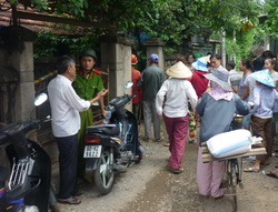 Nhiều người dân hiếu kỳ đã vây kín căn nhà nơi anh Hải treo cổ tự tử.