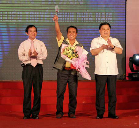 Thứ trưởng Bộ Thông tin - truyền thông Đỗ Quý Doãn và Phó Chủ tịch UBND tỉnh Nguyễn Thành Trí trao giải vàng tập thể cho Đài PT-TH Vĩnh Long. Ảnh: C.Nghĩa