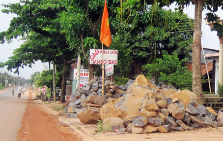 Một điểm bán đá chẻ ở thị trấn Vĩnh An, huyện Vĩnh Cửu.                                                                                            Ảnh: M. ĐĂNG