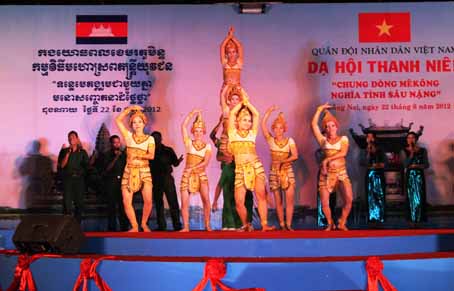 Tiết mục ca múa trong đêm dạ hội thanh niên. Ảnh: C. Nghĩa
