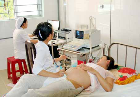 Siêu âm cho phụ nữ mang thai tại Bệnh viện đa khoa Dầu Giây. Ảnh: P.Liễu