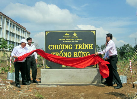 Công ty Liên doanh BAT- Vinataba phối hợp cùng Sở Nông nghiệp-PTNT tổ chức lễ trồng rừng.