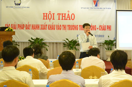 Ông Lý Quốc Hùng Vụ trưởng Vụ Thị trường châu Phi, Tây Á, Nam Á đang chia sẻ thông tin cho các DN Đồng Nai tại hội thảo