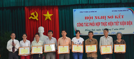 Các tập thể, cá nhân nhận bằng khen vì có thành tích hoạt động tích cực trong việc thực hiện tiết kiệm điện