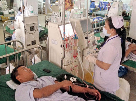 Bệnh nhân đang lọc máu tại một bệnh viên trong tỉnh