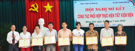 Các đơn vị, cá nhân có thành tích về tiết kiệm điện được khen thưởng. Ảnh: Đ. Minh