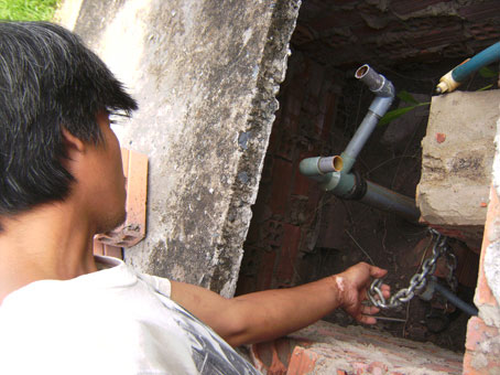 Hầm chứa mô-tơ bị kẻ trộm nạy bung nắp bêtông để lấy