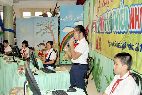 Thí sinh tham gia phần thi giới thiệu. Ảnh: N.Sơn