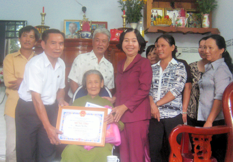 Provincial Elderly People Association's delegation congratulates and presents gift to Ms. Nguyen Thi Dau in Xuan Loc district.