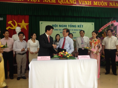 Director of DoET Le Minh Hoang and President of IIG Vietnam Doan Hong Nam sign the MOU
