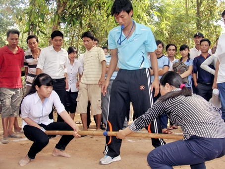 Trò chơi đẩy gậy được tổ chức tại Trung tâm văn hóa xã Tân Bình (huyện Vĩnh Cửu). 