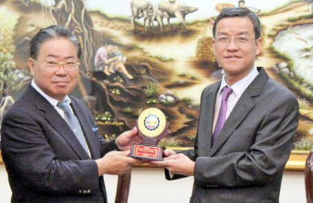 Chairman Dinh Quoc Thai presents a souvenir gift to Mr. Matsuyama Noboru.