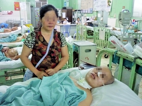 Bà Hòa bên con gái nằm bất động vì tai nạn giao thông đã hơn 5 tháng.