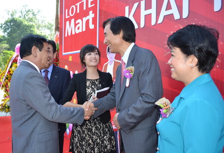 Secretary Tran Dinh Thanh (L) and Vice Chairwoman Phan Thi My Thanh(R) attend the ceremony.