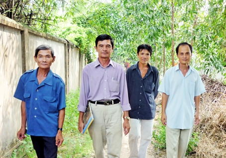 Các thành viên trong Tổ hòa giải ấp 4, xã Thạnh Phú (huyện Vĩnh Cửu) đi tìm hiểu nguyên nhân để tiến hành hòa giải.