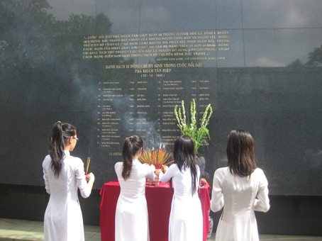 Tuổi trẻ Biên Hòa tham gia dâng hương tại di tích Nhà lao Tân Hiệp. Ảnh: T.L