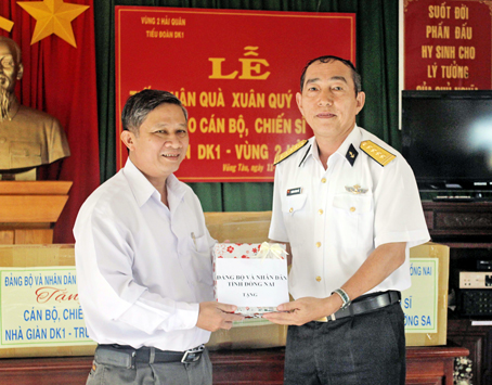 Mr. Dang Manh Trung presents Tet gifts to representative of Naval Zone 2