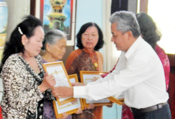 Bien Hoa city's leader hands certificates of merit to 6 collectives and 15 individuals