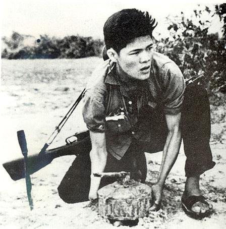 Một chiến sĩ Giải phóng quân đang cài mìn đánh địch trong dịp Tết Mậu Thân 1968.