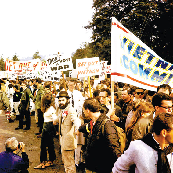 Người dân Mỹ biểu tình chống chiến tranh tại California, Mỹ (năm 1968).