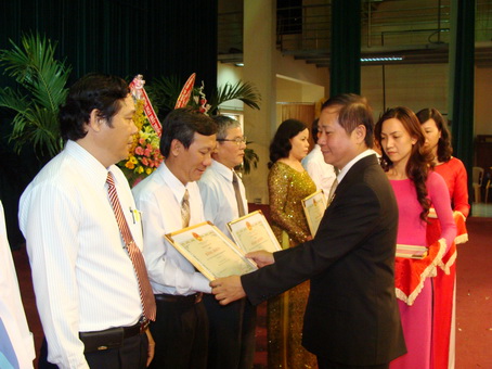 Director of Health Department presents certificates of merit of Health Ministry.