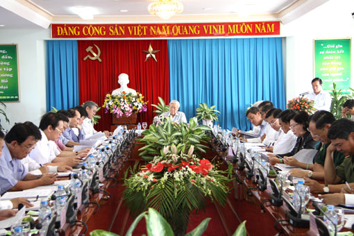 Đồng chí Trần Đình Thành báo cáo về kết quả thực hiện Nghị quyết Trung ương 4