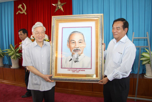 Đồng chí Bí thư Tỉnh ủy Trần Đình Thành tặng bức chân dung Chủ tịch Hồ Chí Minh cho đồng chí Tổng Bí thư (Công Nghĩa)