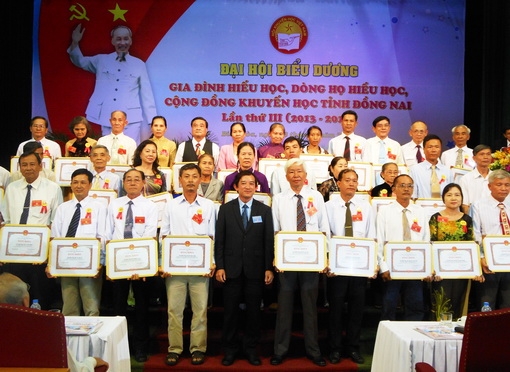 Phó Chủ tịch Nguyễn Thành Trí trao bằng khen cho các gia đình hiếu học