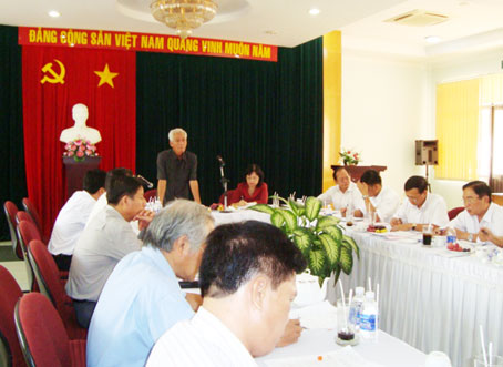 Đồng chí Lê Hồng Phương phát biểu tại buổi làm việc tại Đảng ủy Tổng công ty cao su Đồng Nai