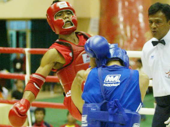 Fighter Dieu Van Sang (L)