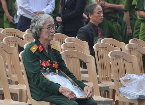 A war veteran arrives early to pay her final respect to the beloved General