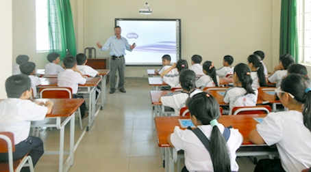 Một phòng học được trang bị bảng tương tác ở Trường tiểu học Nguyễn An Ninh (TP.Biên Hòa).