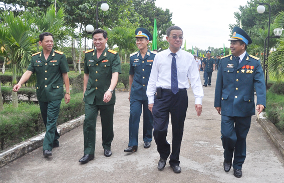 Chairman Dinh Quoc Thai visits Missile Regiment 93 
