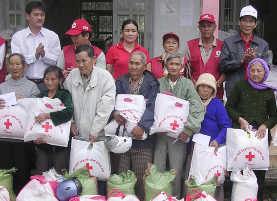 provided aid relief worth VND3.6 billion to seven central provinces
