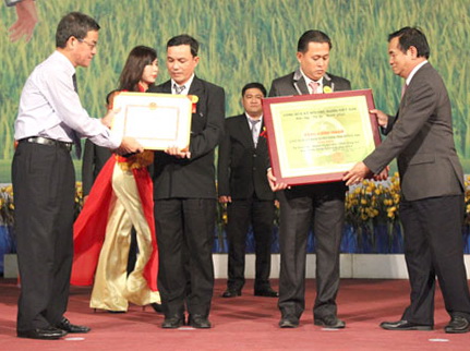 Secretary Tran Dinh Thanh of the provincial Party Committee 