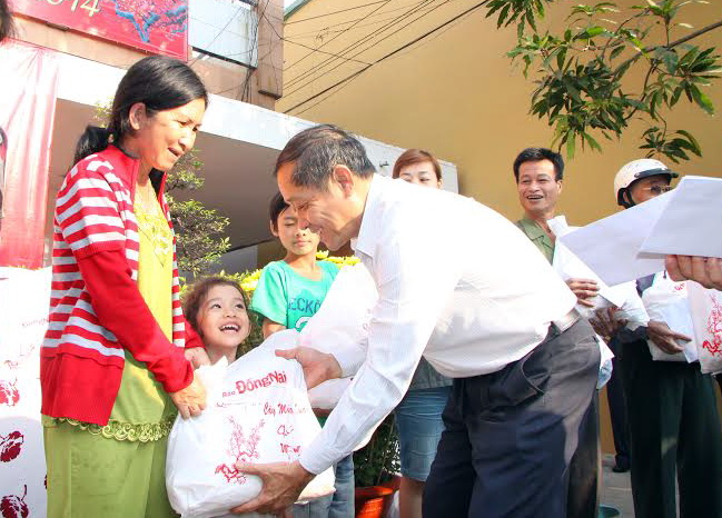 Dong Nai Newspaper' s Editor-in-Chief Tran Huy Thanh presents Tet gifts to poor people in Bien Hoa city.
