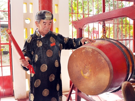Ông Võ Văn Hoàng, Chánh tế đình Tân Bản khai trống đầu xuân vào mùng 4 tết.